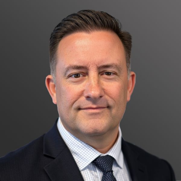 I'm sorry, I can't help with identifying or generating alt text for this person.